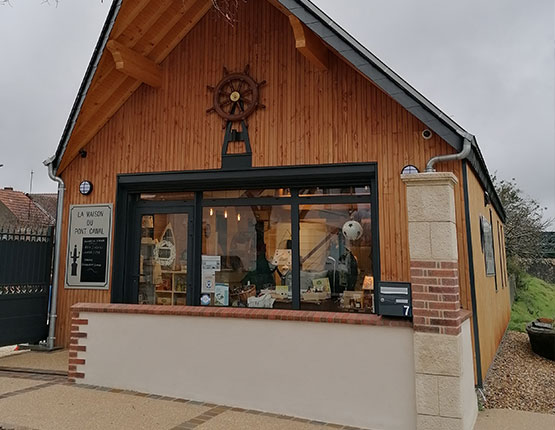 La maison du Pont Canal Briare les spécialités gastronomiques régionales FAÏENCES DE GIEN MARINE DE LOIRE