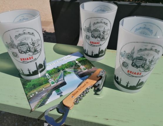 cadeaux souvenirs de Briare. Autocollants, écusson, verres, mugs, cartes postales.