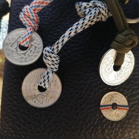 Le sou Français Produits Français avec ses bracelets, porte-clé et maroquinerie présentés dans des jolies boîtes.
