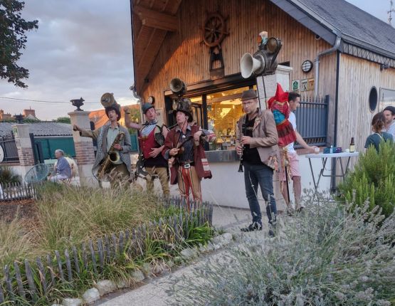 La compagnie d’artistes de rue Demain on change tout fera une déambulation en partant de La maison du Pont Canal à BRIARE