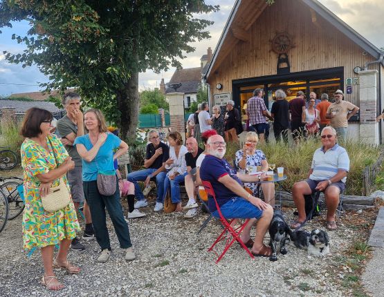La compagnie d’artistes de rue Demain on change tout fera une déambulation en partant de La maison du Pont Canal à BRIARE Bière artisanale ,présentation de l’infusion du Pont Canal des Cafés Jeanne d’Arc.